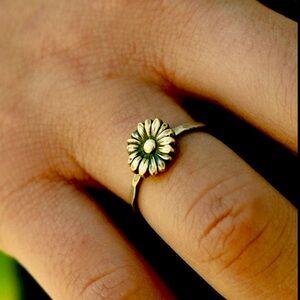 Gorgeous pounded Bronze SUNFLOWER rings 🌻